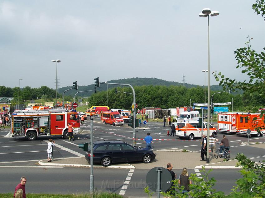 Schwerer Unfall mit Reisebus Lohmar Donrather Dreieck P326.JPG